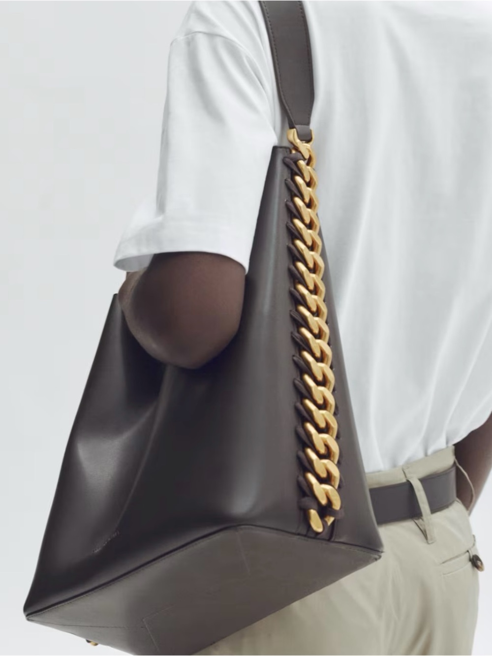 STELLA MCCARTNEY H&M
NWT DARK BROWN CHAIN-DETAIL SHOULDER BAG